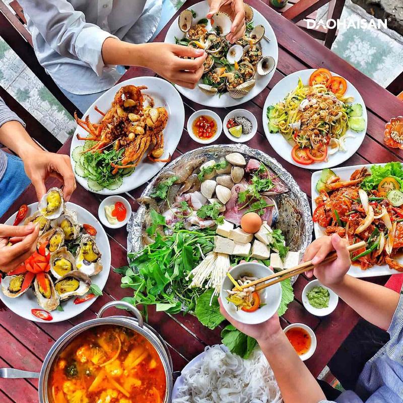 Một bàn ăn thịnh soạn với nhiều món ngon đặc trưng tại Biển Hải Tiến Thanh Hóa
